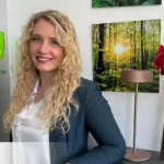 dieses Foto zeigt Celina Bierikoven an der Rezeption